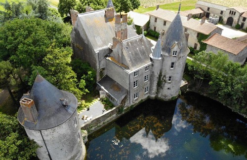 Saint-Hilaire-de-Loulay Casa | Chateau de la Preuille Gites