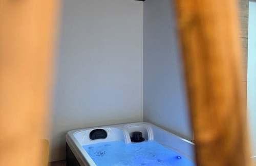 Teloche Cama Y Desayuno | Château de Posset: Loft Anne-Marie, close to the 24 Hours of Le Mans racetrack