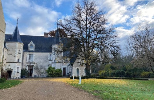 Artannes-sur-Indre Casa | Château des Archevêques in the heart of a village