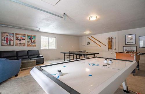 Welches Casa | Chateau Relaxeau Game Room Hot Tub Fire Pit