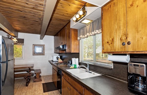 Summit Estates Casa | Chateau St. Moritz by Destination Big Bear : Walk to Snow Summit Resort! Hot Tub! Pool Table!