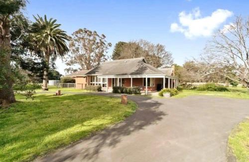 Balnarring Casa | Chatsworth House and Cottage by Ready Set Stay