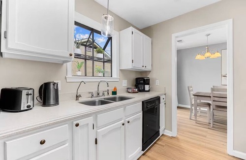 Crescent Beach Casa | Check out our PET FRIENDLY 3-bed, 2-bath cottage retreat in North Myrtle Beach, SC with a spacious fenced-in yard!