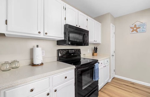 Crescent Beach Casa | Check out our PET FRIENDLY 3-bed, 2-bath cottage retreat in North Myrtle Beach, SC with a spacious fenced-in yard!