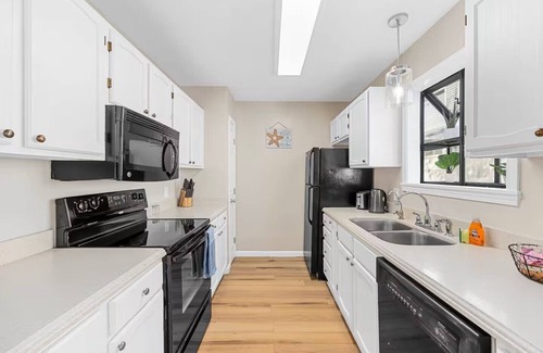 Crescent Beach Casa | Check out our PET FRIENDLY 3-bed, 2-bath cottage retreat in North Myrtle Beach, SC with a spacious fenced-in yard!
