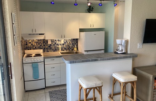 Bolongo Bay Apartamento | ¡VEA LA VISTA! Fantastic Affordable Oceanfront Studio - Escucha las olas