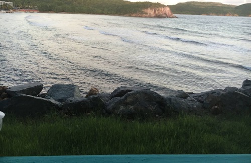 Bolongo Bay Apartamento | ¡VEA LA VISTA! Fantastic Affordable Oceanfront Studio - Escucha las olas