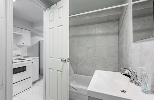 Rockcliffe - Smythe Casa | Cheerful 1-bedroom 1-living-room walkout basement