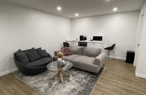 West Edmonton Casa | Cheerful 1-bedroom home with free parking space on the street