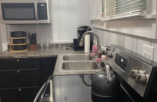 Hendersonville Cabaña | Cheerful 1br Cottage w/ HOT TUB