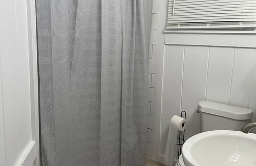 Hendersonville Cabaña | Cheerful 1br Cottage w/ HOT TUB