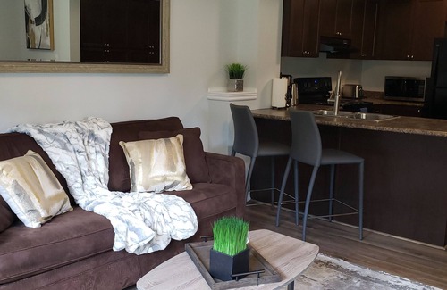 Highland West Casa | Cheerful 2 Bdrm house, free Netflix, free parking for 2 cars