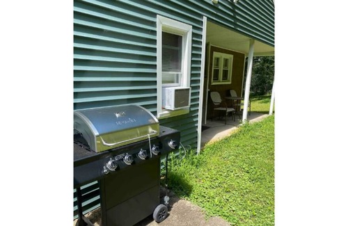 East Stroudsburg Casa | Cheerful 2 bedroom home near Shawnee with firepit