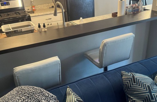 Hoffman Estates Casa | Cheerful 2 bedroom townhouse with free parking.