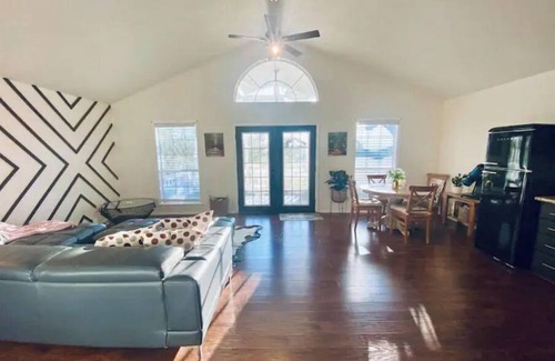 Kingsland Cabaña | Cheerful 2 Bedroom cottage on the Llano River- Sleeps 6!
