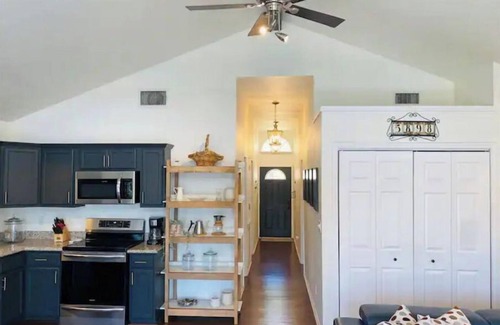 Kingsland Cabaña | Cheerful 2 Bedroom cottage on the Llano River- Sleeps 6!