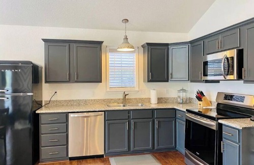 Kingsland Cabaña | Cheerful 2 Bedroom cottage on the Llano River- Sleeps 6!