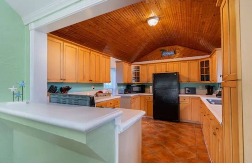Los Fresnos Cabaña | Cheerful 2 Bedroom Cottage with fishing deck!