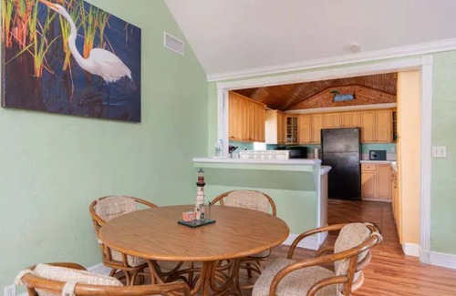 Los Fresnos Cabaña | Cheerful 2 Bedroom Cottage with fishing deck!