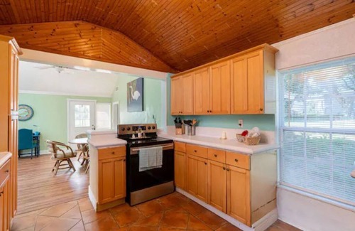 Los Fresnos Cabaña | Cheerful 2 Bedroom Cottage with fishing deck!