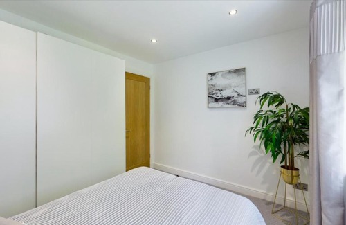 Hazlerigg Apartamento | Cheerful 2 - bedroom home with free parking.