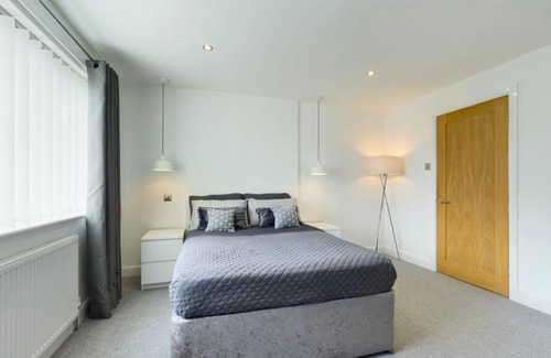 Hazlerigg Apartamento | Cheerful 2 - bedroom home with free parking.