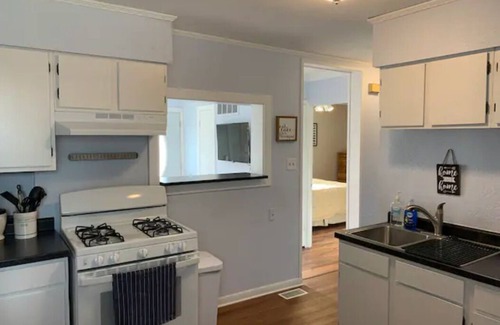 Woodbury County Casa | Cheerful 2-bedroom Quite Cottage near Hospitals!