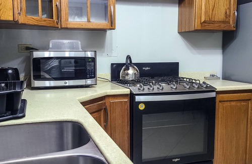 New Kingston Casa | Cheerful 2 - Bedroom Townhouse with free parking in New Kingston