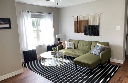 Bridge City Casa | Cheerful 2 bedroom with Covered Patio