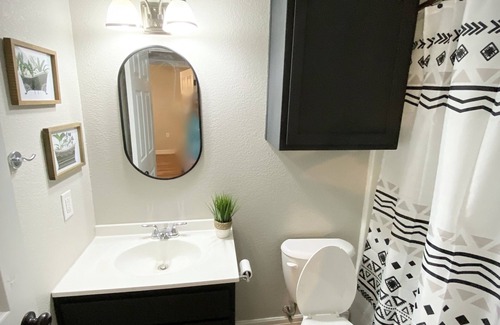 Bridge City Casa | Cheerful 2 bedroom with Covered Patio