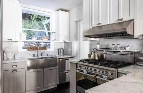 Beachwood Canyon Casa | Cheerful 2-bedroom garden home with hot tub