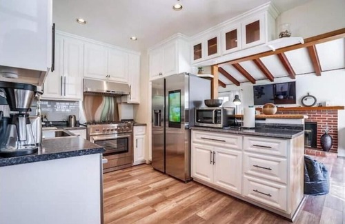 Woodland Hills Casa | Cheerful 2 bedroom home with free parking