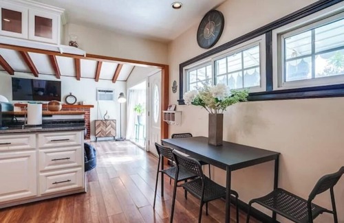 Woodland Hills Casa | Cheerful 2 bedroom home with free parking
