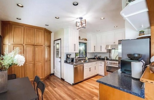 Woodland Hills Casa | Cheerful 2 bedroom home with free parking