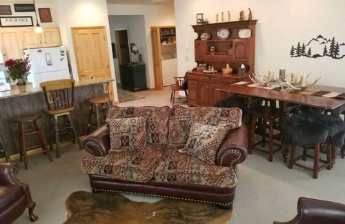 Big Sky Casa | Cheerful 2 bedroom with Montana cozy cabin feel