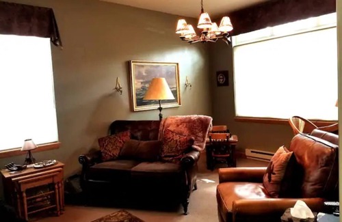 Big Sky Casa | Cheerful 2 bedroom with Montana cozy cabin feel