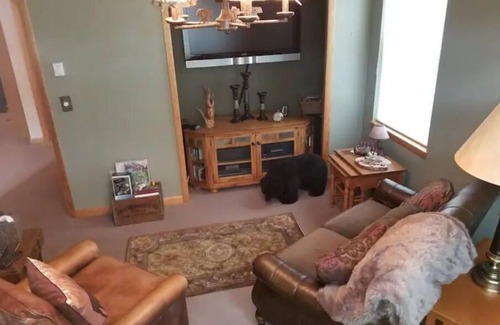 Big Sky Casa | Cheerful 2 bedroom with Montana cozy cabin feel