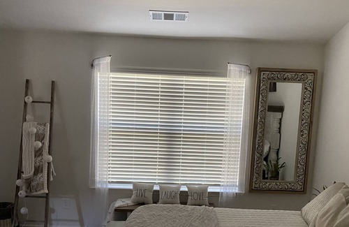 Fairburn Casa | Cheerful 2 Bedrooms Home with Fireplace