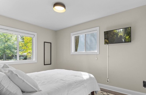 Iowa City Casa | Cheerful 2BR Home | close to UIHC, shopping & MORE