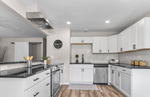 Iowa City Casa | Cheerful 2BR Home | close to UIHC, shopping & MORE