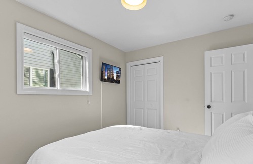 Iowa City Casa | Cheerful 2BR Home | close to UIHC, shopping & MORE