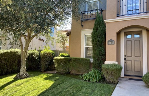 San Diego Casa | Cheerful 3/2.5 home: spa, private ofc & 2 car gar.