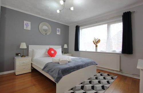 Earley Casa | Cheerful 3 Bedroom 2 Bathroom Bungalow by CozyNest