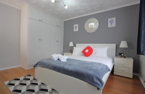 Earley Casa | Cheerful 3 Bedroom 2 Bathroom Bungalow by CozyNest