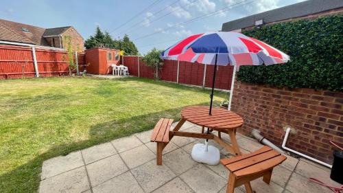Earley Casa | Cheerful 3 Bedroom 2 Bathroom Bungalow by CozyNest