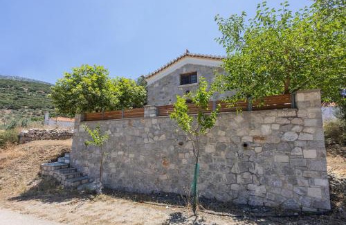 Ermionida Casa | Cheerful 3 bedroom cottage with indoor fireplace