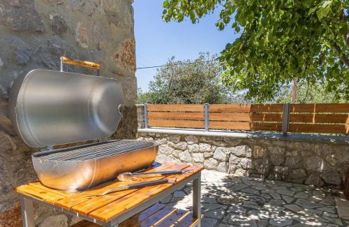 Ermionida Casa | Cheerful 3 bedroom cottage with indoor fireplace