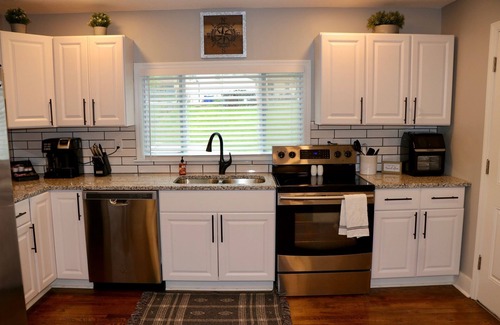 Merriam Casa | Cheerful 3 bedroom fully renovated cottage home