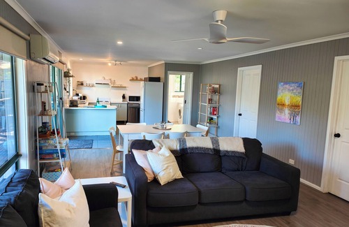 Loch Sport Casa | Cheerful 3 bedroom home close to beach and lake
