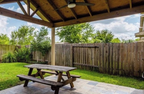 North Houston Casa | Cheerful 3-Bedroom Home With Back Yard and Garage in Houston
